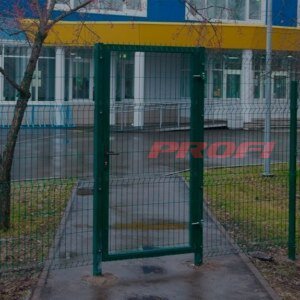 Фото Зеленый забор с калиткой и сеткой из проволоки